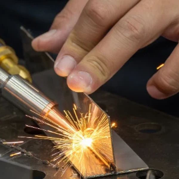 CO2 срещу FIBER лазерно заваряване — практическо ръководство за избор